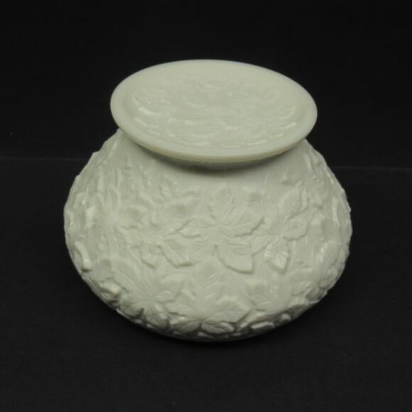 Westmoreland Milk Glass MAPLE LEAF BRAMBLE 8 Inch Footed Cupped Console Bowl - Picture 4 of 4